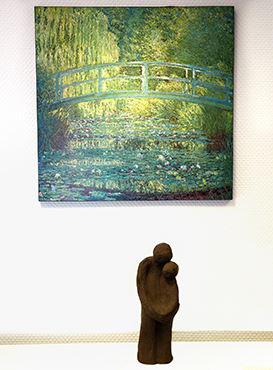 Kunstvolle Kombination aus einem impressionistischen Gemälde und einer Skulptur gemälde, brücke, natur, monet-stil, statue, umarmung, skulptur, kunst, raumgestaltung, liebe, harmonie, stille