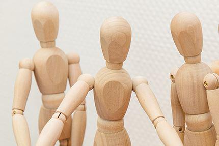 holzfiguren, mediation, konfliktlösung, kommunikation, gruppendynamik, beratung, darstellung, therapie, awo, symbolisch