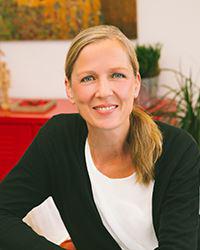 frau, porträt, lächeln, beraterin, professionell, blond, schwarze-jacke, weißes-shirt,