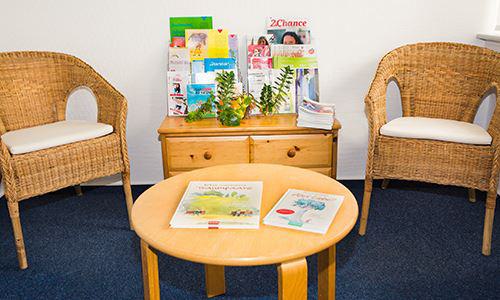 wartezimmer, sitzecke, korbstühle, broschüren, tisch, flyer, informationsmaterial, therapie, beratung, 